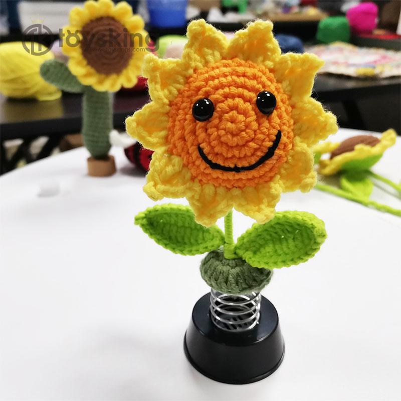 Sunflower Car Accessories Dashboard Decorations, Crochet Smiley Shaking Sun Flowers Bobblehead Dashboard Car Decor for Women, for Cute Girl Car Interior Desk Ornaments Gifts (Handmade Knitted)